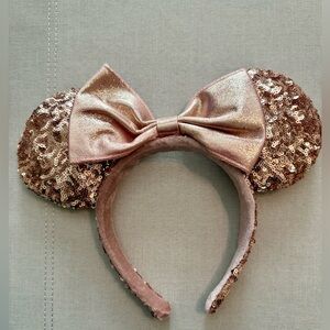 Disney Parks Minnie Mouse Sequin Rose gold ear headband.